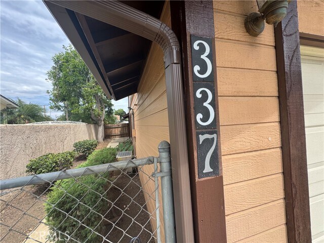 Foto del edificio - 337 N San Dimas Canyon Rd