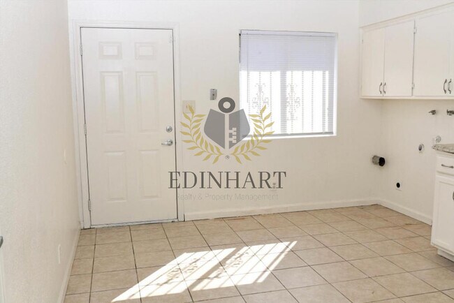 Foto del edificio - 2303 S Poppy Ave