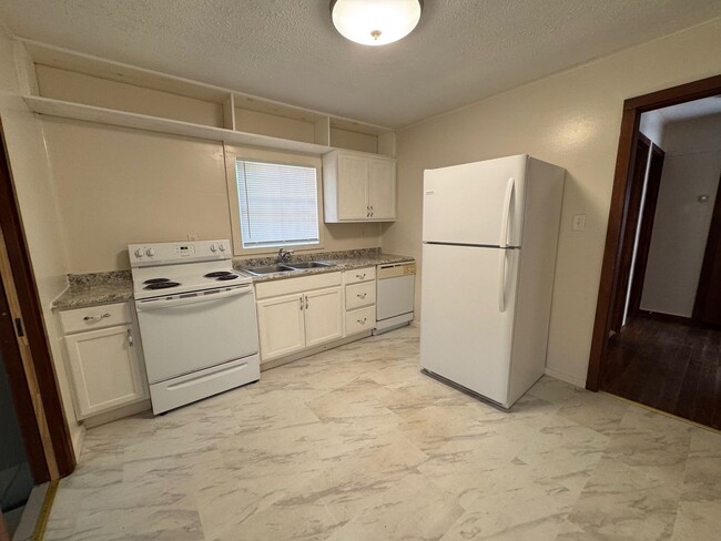 Building Photo - Conveniently located 2 bedroom 1 bath in M...