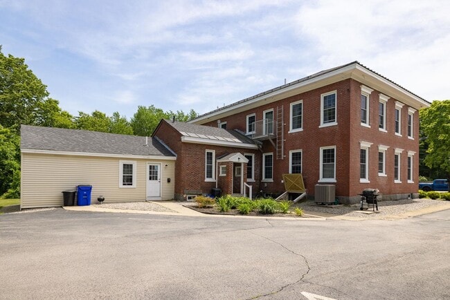 Building Photo - 9 Forest St