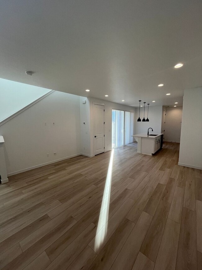 Building Photo - BRAND NEW 3 Bed 2.5 Bath Townhome
