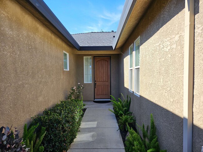 Building Photo - 651 Rogue River Way