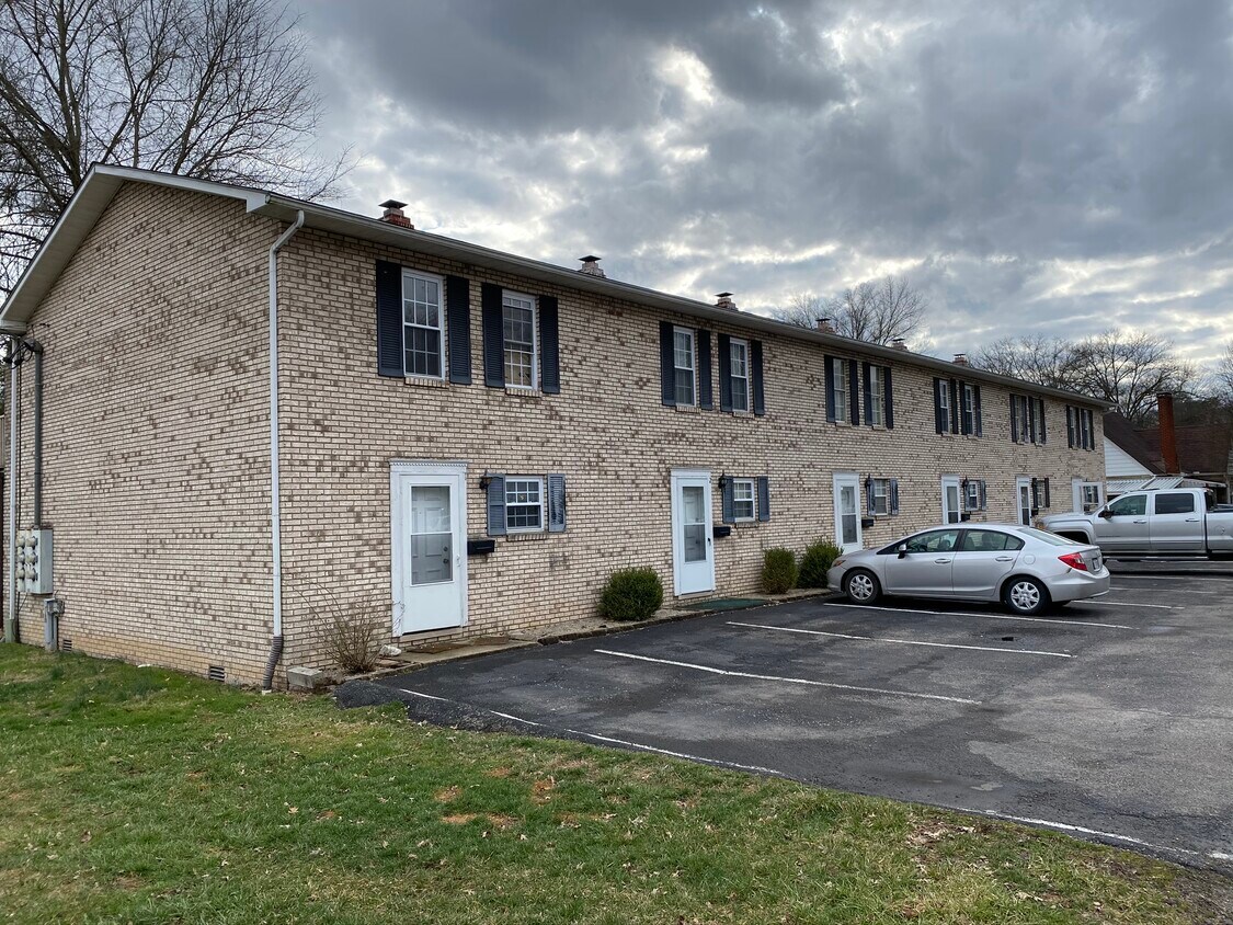 1046 Harrison St, Milton, WV 25541 Apartments Milton, WV