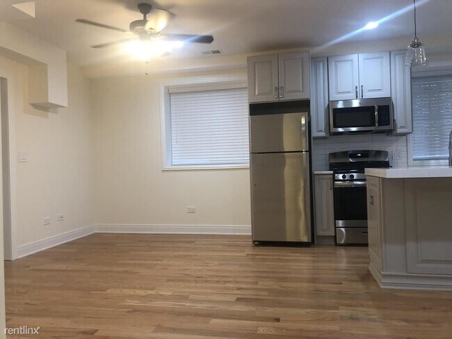 Foto del edificio - 2505 N Hamlin Ave