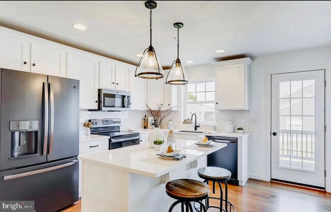Foto del edificio - 230 Highland Ct