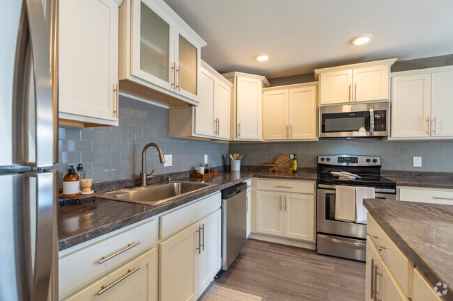 2BR, 2BA - 1,049SF - 1st Floor - Kitchen - Pine Lane Estates