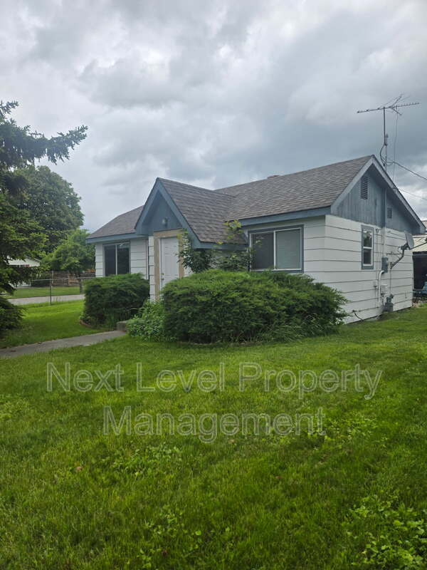 Building Photo - 1003 6th Ave W