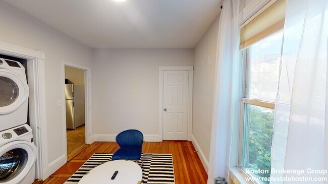 Foto del edificio - 692 Columbia Rd