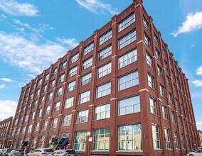 Building Photo - 312 N May St