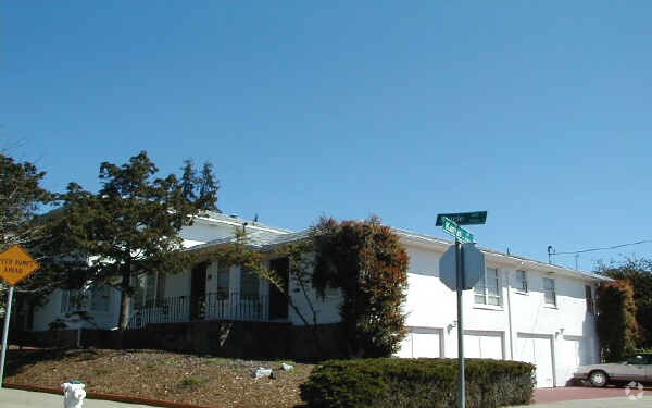 Building Photo - 3702 Maple Ave