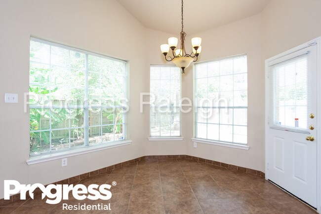 Foto del edificio - 2412 Piney Woods Dr