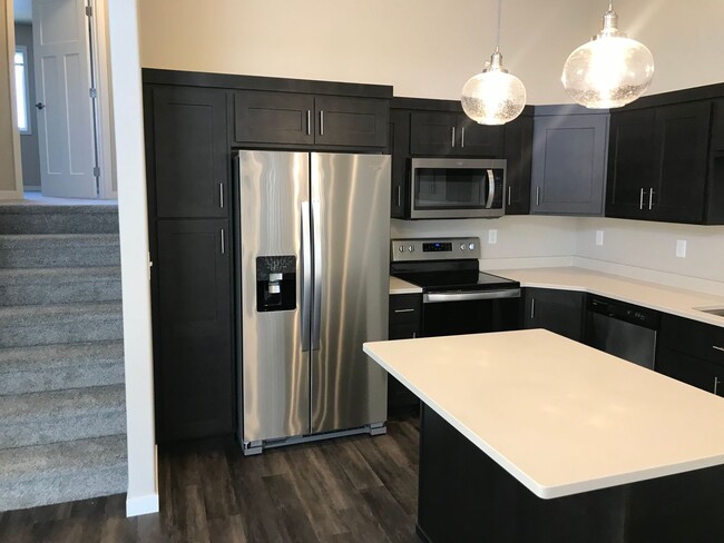 Building Photo - 3 Bed 3 Bath Twin Home