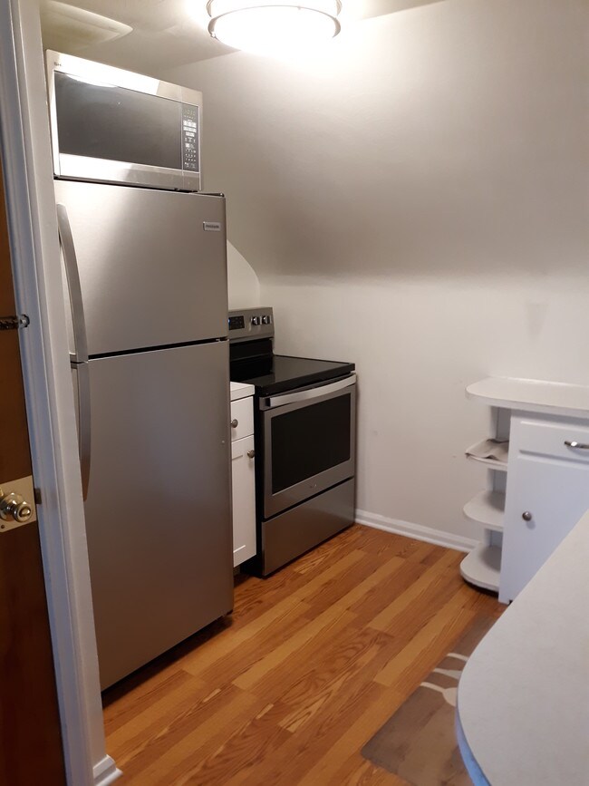 Equiped Kitchen w/microwave - 5430 Youngstown-Poland Rd