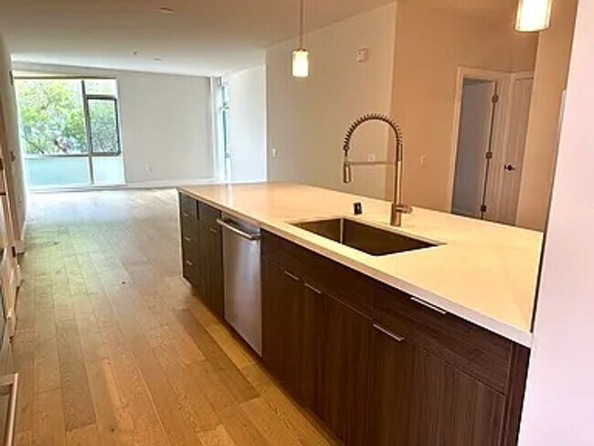 Building Photo - Large Contemporary 2br 2bath Downtown Oakl...