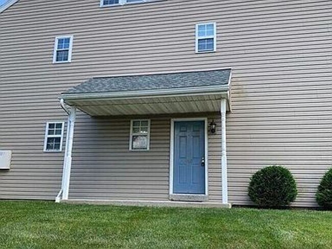 Building Photo - Remodeled Seven Oaks Condo