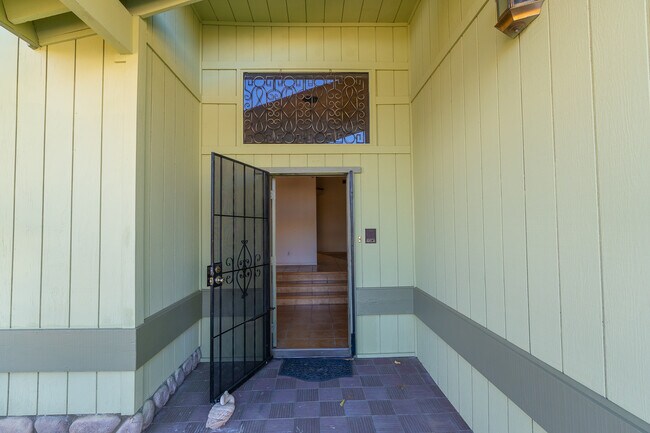 Building Photo - 124 Lakeshore Dr