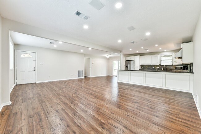 Building Photo - 304 Bellmar Ln