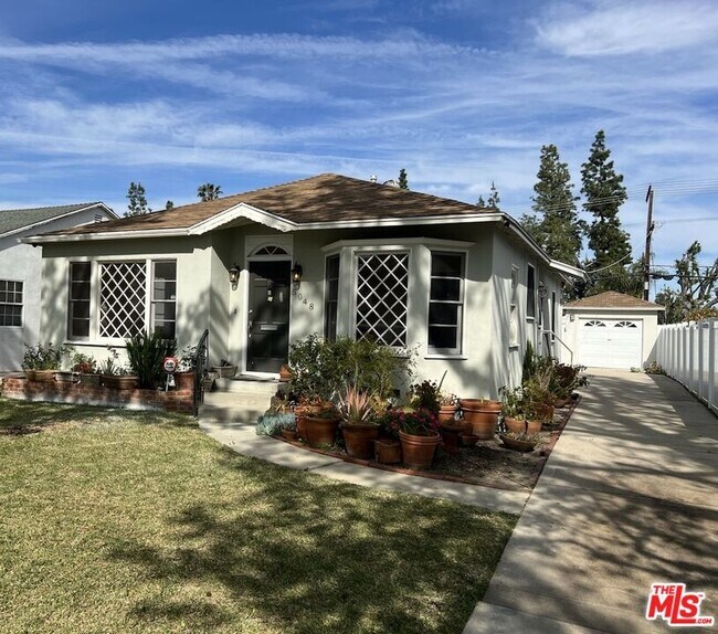 Foto del edificio - 5048 Enfield Ave