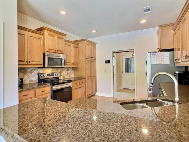Foto del edificio - 4 Bed, 2 Full Bath Home w/ In-Ground Pool in Desirable Lake Forest!