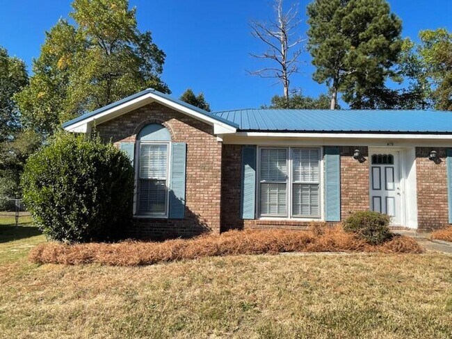 Building Photo - 4 Bedroom Large Backyard