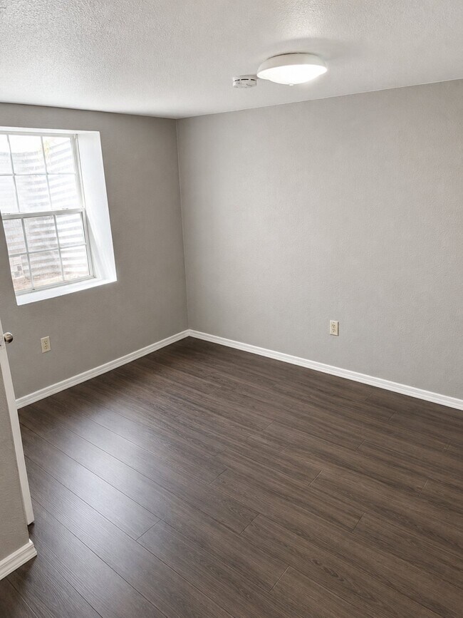 Foto del edificio - 302 Meadow Ln