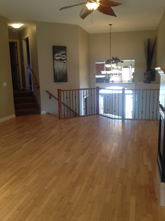 Building Photo - 4 Bed 3 Bath Unit in Carstairs, AB