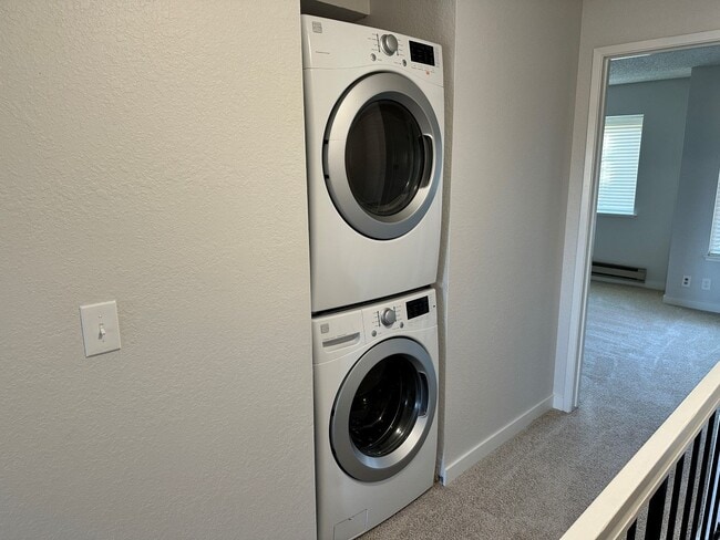 Building Photo - Sharp and Refreshed 2 Bedroom 2.5 Bath Tow...