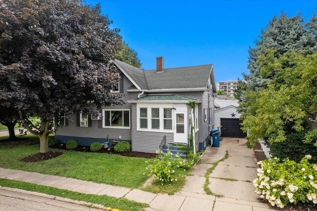 Building Photo - 2001 3rd St