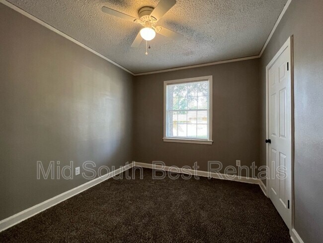 Building Photo - 3084 St Charles Dr