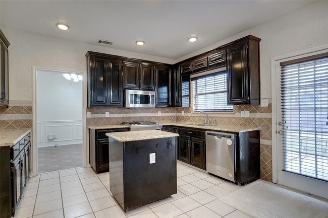 Building Photo - 617 Turtledove Ln