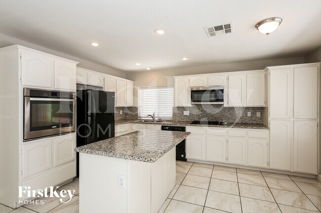 Foto del edificio - 8041 Hilliard Ave