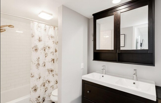 Foto del edificio - 7250 Eastmoor Dr
