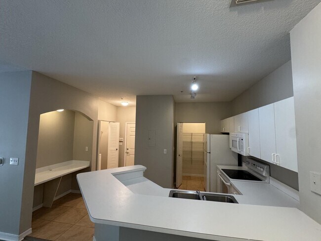 Building Photo - 605 Fairway Dr