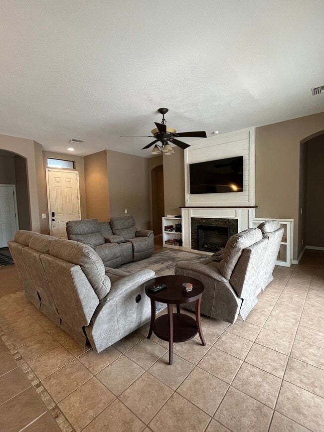 Building Photo - 3 Bedroom/2 Bath VACATION RENTAL