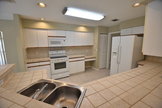 Foto del edificio - 6525 NW 54th Ct