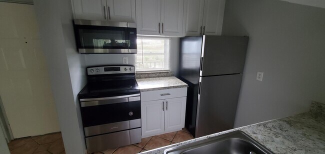 Foto del edificio - 8540 N Sherman Cir