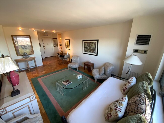 Foto del edificio - 270-10 Grand Central Pkwy