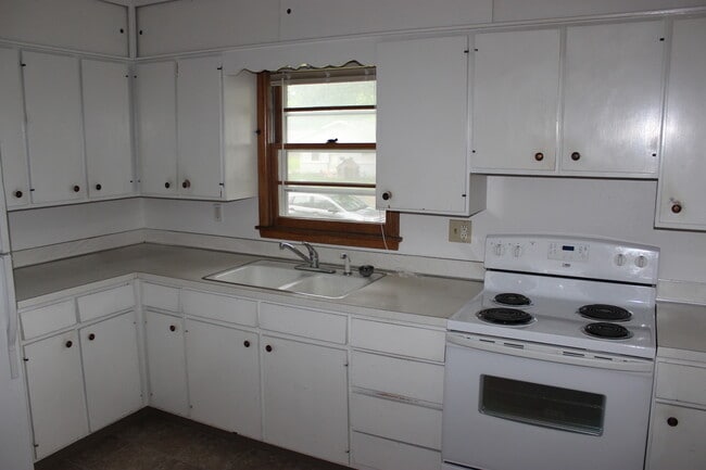 Building Photo - 2228 Melrose Avenue, Available June 10th!