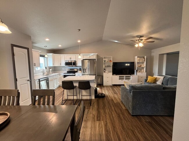 Foto del edificio - 4 BED | 3 BATH | SPLIT-FOYER | BOX ELDER