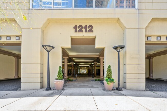 Building Photo - 1212 N LaSalle St