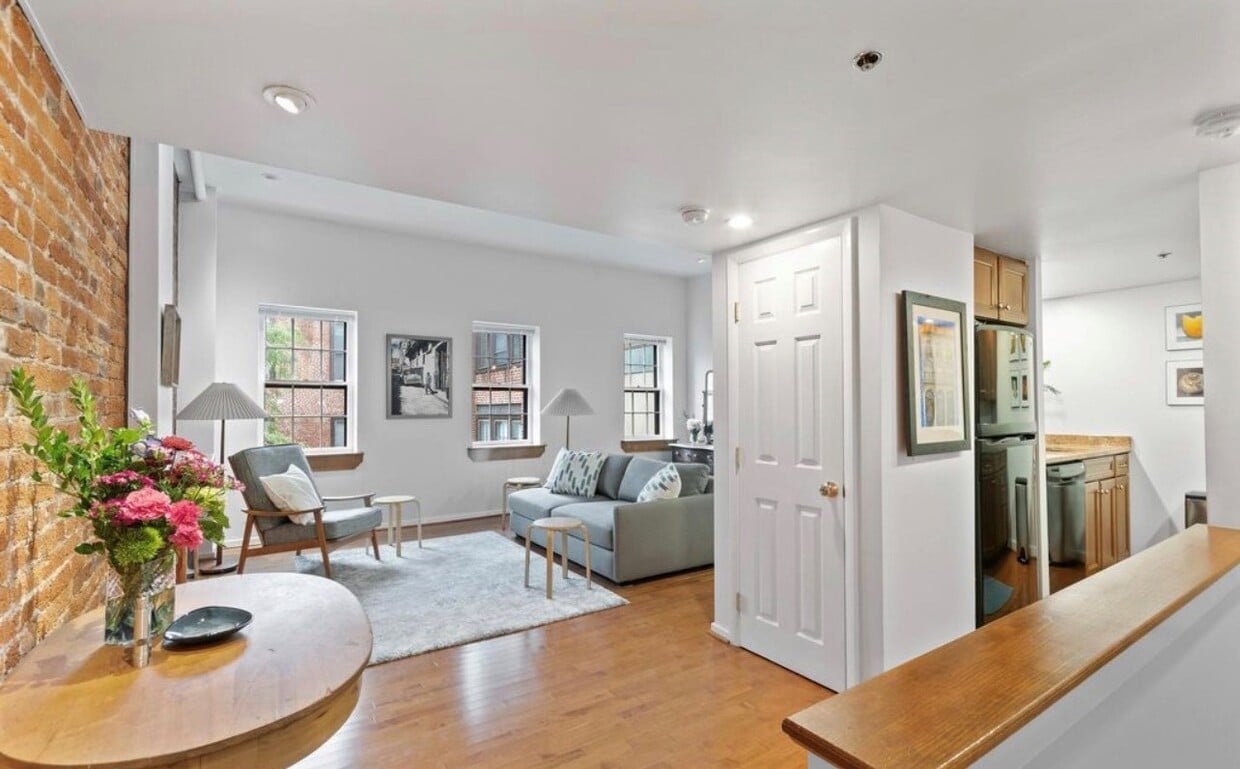 Primary Photo - 301 Race St