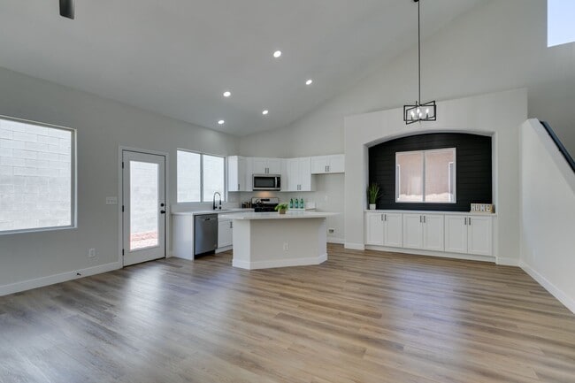 Building Photo - Wonderful two-story single-family house