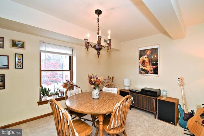 Building Photo - 601 W Market St