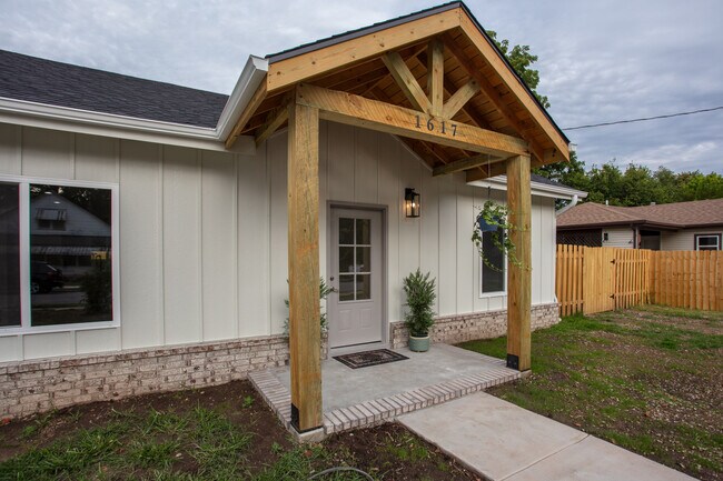 Building Photo - 1617 N Hampton Ave
