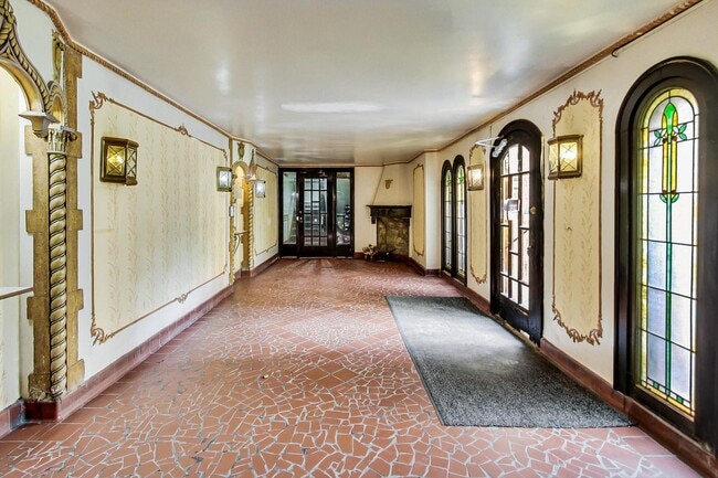 Building Photo - 5655 N Spaulding Ave