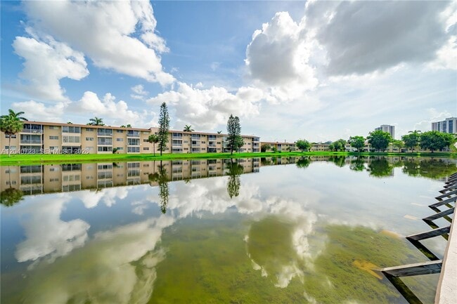 Foto del edificio - 2880 NE 203rd St
