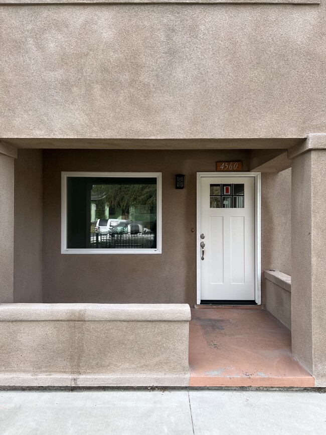 Entrance / Porch - 4560 Kingswell Ave