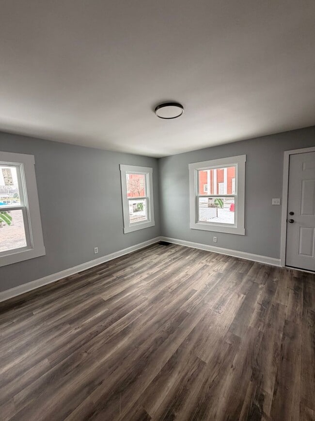 Building Photo - Gorgeous fully renovated 3 br house!