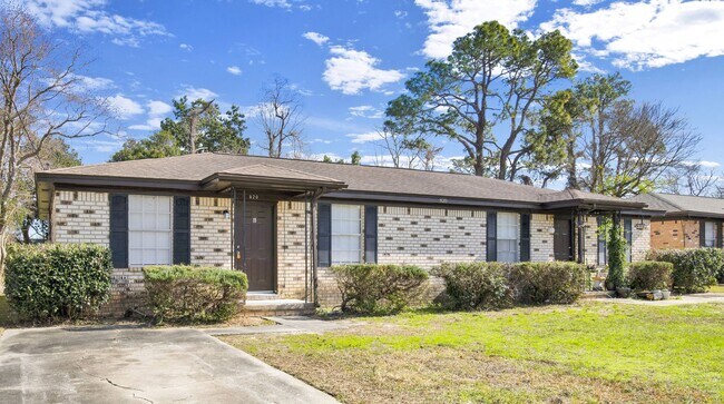 Foto del edificio - Fully renovated duplex unit in Southwest Pensacola