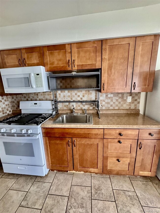 Building Photo - 7 Colonial Rd